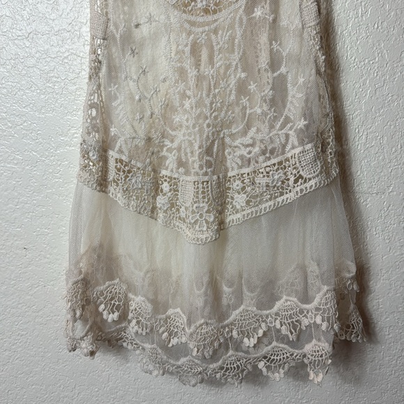 Elegant Lace Sleeveless Top - Picture 6 of 7